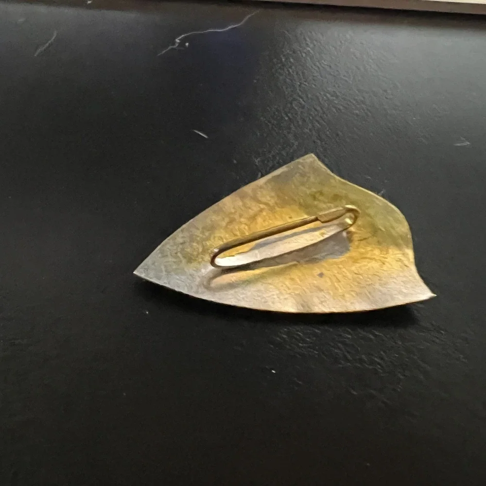 Vintage Hammered Shield‎ Dress Clip Brooch Silver Tone Textured Pin